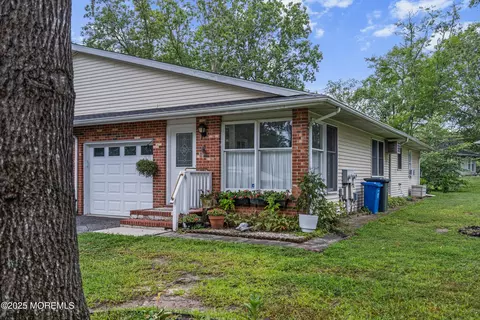 2 Magnolia Rd # B, Manahawkin, NJ 08050