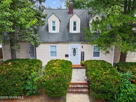 125 Eighth St, Belford, NJ 07718