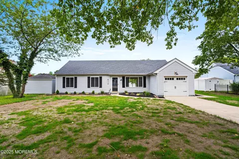 1042 Roxbury Ln, Toms River, NJ 08753