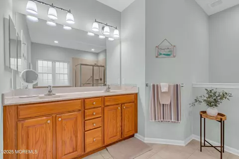 Bath - 52 Strathmere St, Waretown, NJ 08758 photo 3 of 5