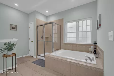 Bath - 52 Strathmere St, Waretown, NJ 08758 photo 4 of 5