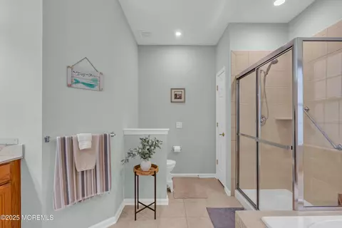Bath - 52 Strathmere St, Waretown, NJ 08758 photo 2 of 5