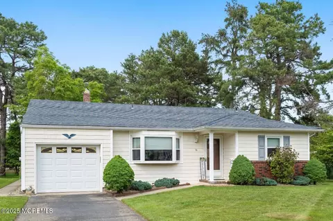 14 Edgewater Dr, Toms River, NJ 08757