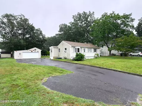 7 Westwood Dr, Howell, NJ 07731