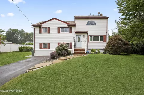 4 Schaeffer Ln, Freehold, NJ 07728
