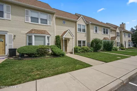 7 Colonial Ct, Jackson, NJ 08527