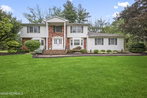 21 Holly Hill Rd, Marlboro, NJ 07746