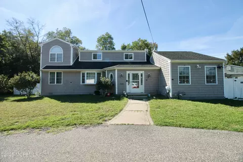 16 Maple Ln, Howell, NJ 07731