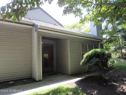 135 Sunnymede St, Englishtown, NJ 07726