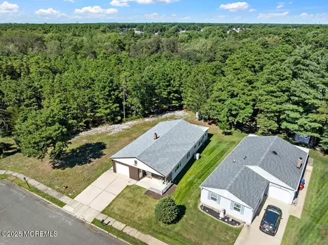 7 Bordeaux Ct, Toms River, NJ 08757
