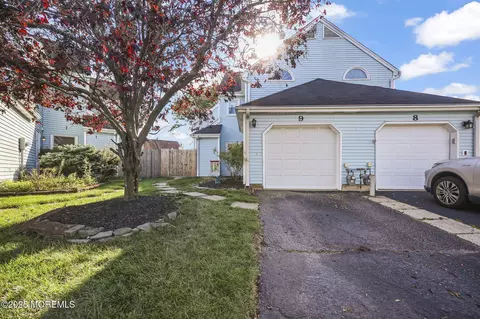 9 Irving Ct, Freehold, NJ 07728