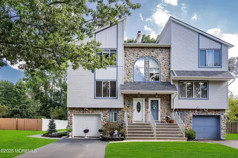 51 Dortmunder Dr, Manalapan, NJ 07726