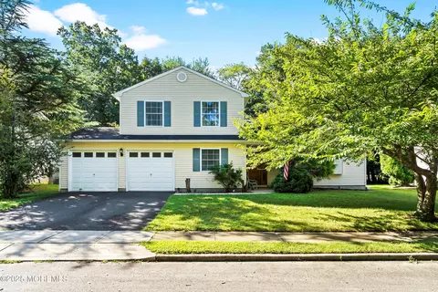 12 Colonial Ct, Howell, NJ 07731
