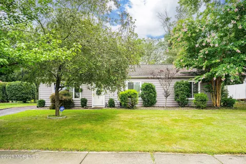 8 Harfield Dr, Jackson, NJ 08527