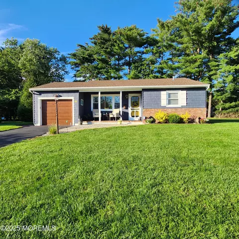 28 Stanford Ct E, Toms River, NJ 08757