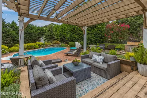 6 Diamond Ln, Howell, NJ 07731