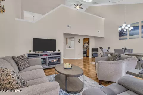 222 Ravenswood Rd, Englishtown, NJ 07726