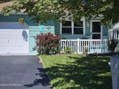 21 San Salvador St, Toms River, NJ 08757