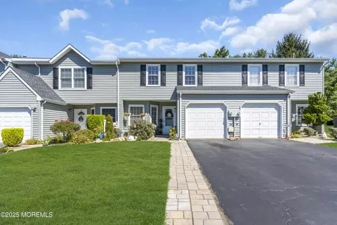 29 Mariners Cv, Freehold, NJ 07728
