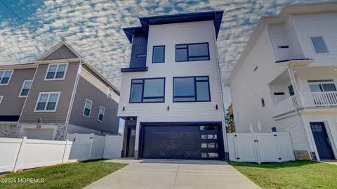 27 Woodland Ave, Keansburg, NJ 07734