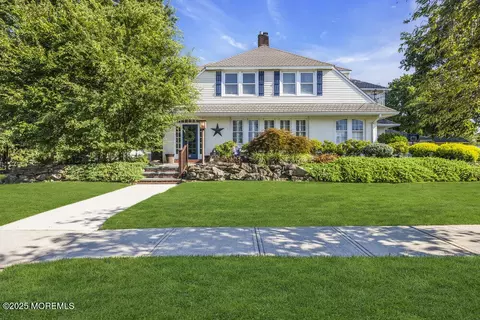 42 Edgemere Dr, Matawan, NJ 07747