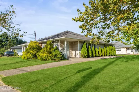 3 Saint Moritz Pl, Toms River, NJ 08753