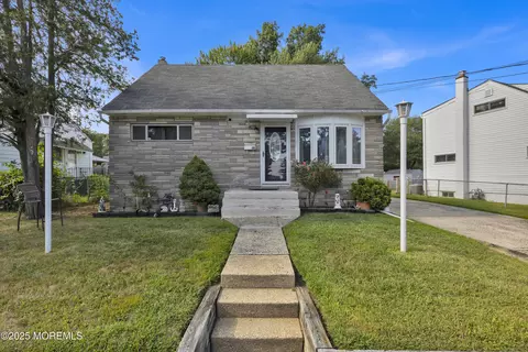 350 Riverdale Dr, Keyport, NJ 07735