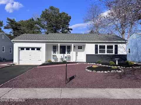 4 Zeeland Dr, Toms River, NJ 08757