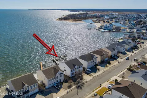 8 Jibsail Dr, Bayville, NJ 08721