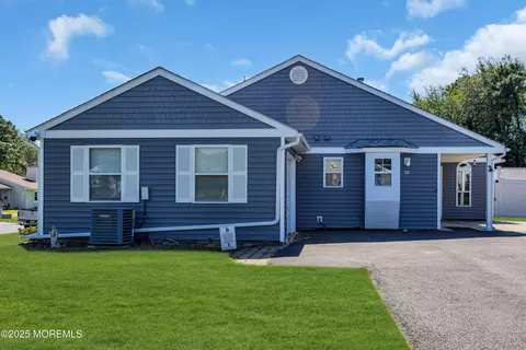 40 Pewter Dr, Tinton Falls, NJ 07753