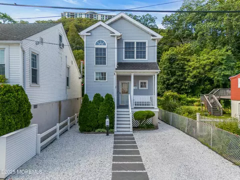 12 Locust St, Highlands, NJ 07732