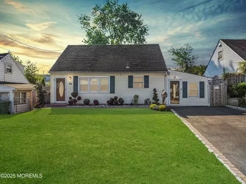 26 Kendall Dr, Parlin, NJ 08859