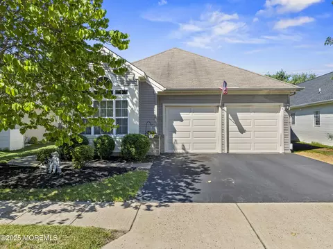 4 Edgeworth Cir, Manchester, NJ 08759