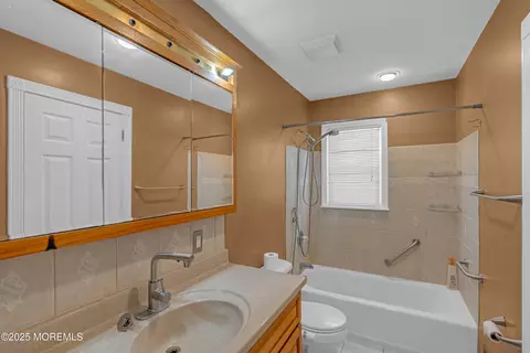 Bath - 19 Spruce St, Beachwood, NJ 08722 photo 1 of 2