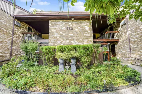 148 Amberly Dr #J, Manalapan, NJ 07726