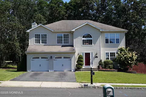 3 Diamond Ln, Howell, NJ 07731