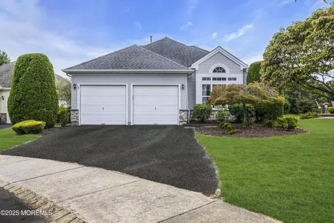 34 Dunrovin Ct, Manchester, NJ 08759