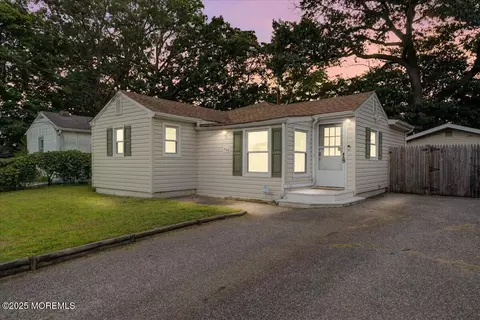 908 Bowling Green Dr, Toms River, NJ 08753