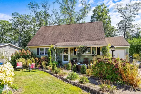 891 Raleigh Dr, Toms River, NJ 08753