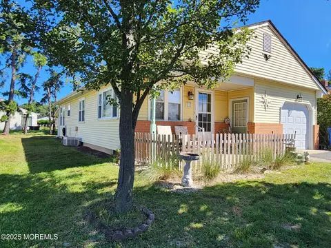 11 Inverell Dr, Toms River, NJ 08757