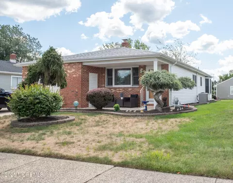 8 Vera Cruz Ct, Toms River, NJ 08757