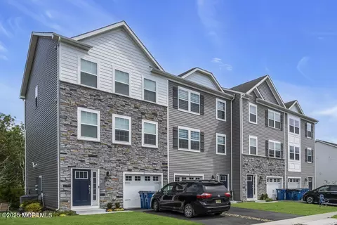 8 Avalon Ln, Jackson, NJ 08527
