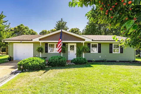 4 Clubhouse Cir, Forked River, NJ 08731