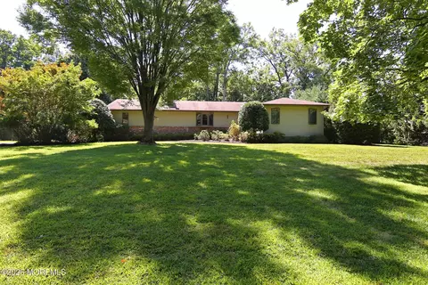10 Farmedge Ln, Tinton Falls, NJ 07724