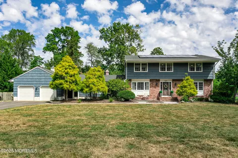 8 Heights Ter, Middletown, NJ 07748