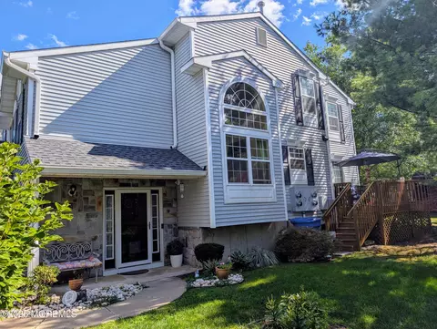 49 Rozalyn Ln, Laurence Harbor, NJ 08879