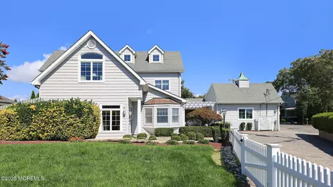 17 Crescent Dr, Brielle, NJ 08730