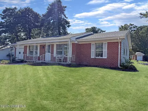 31 Moccasin Dr, Whiting, NJ 08759
