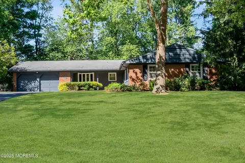 41 Livingston Ln, Manalapan, NJ 07726