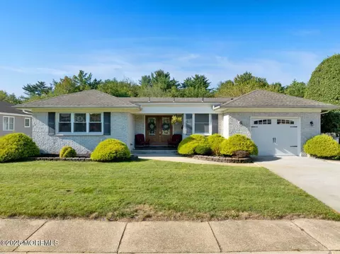 61 Charlotteville Dr S, Toms River, NJ 08757